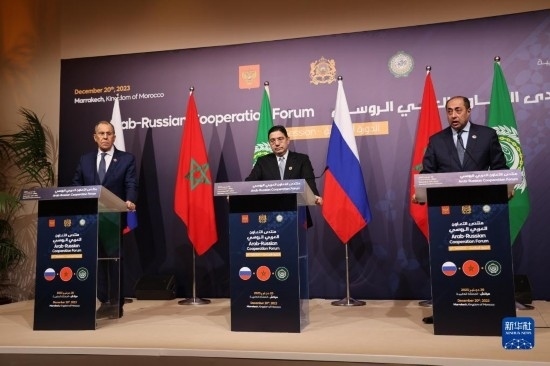 12月20日，在摩洛哥南部城市馬拉喀什舉行的第六屆阿拉伯-俄羅斯合作論壇主議程結(jié)束后，俄羅斯外交部長拉夫羅夫、摩洛哥外交大臣布里達、阿拉伯國家聯(lián)盟（阿盟）副秘書長胡薩姆·扎基（從左至右）出席記者會。新華社記者霍晶攝