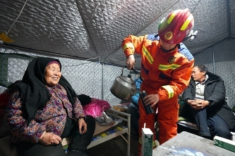 村民龔尕芳與消防員交流。賀勇攝。