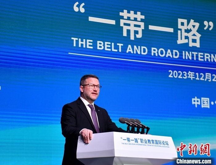 圖為活動現(xiàn)場歐洲議會交通旅游委員會副主席烏伊海依·伊什特萬致辭。 中新社記者 韓冰 攝