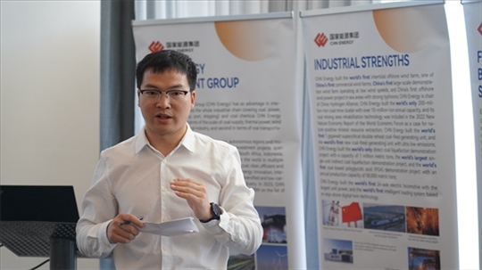 龍?jiān)垂敬戆l(fā)言致辭。 人民網(wǎng) 張茜攝