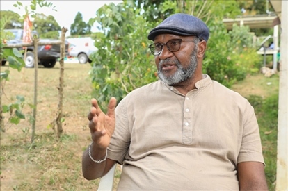 2023年12月18日，瓦努阿圖共和國總理夏洛特·薩爾維在瓦努阿圖公路項目二期馬勒庫拉段的移交儀式現(xiàn)場接受人民網(wǎng)采訪。人民網(wǎng) 賀吉攝