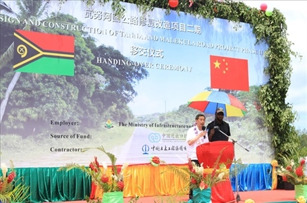 2023年12月18日，中國駐瓦努阿圖大使李名剛在瓦努阿圖公路項目二期馬勒庫拉段的移交儀式上發(fā)表致辭。人民網(wǎng) 賀吉攝