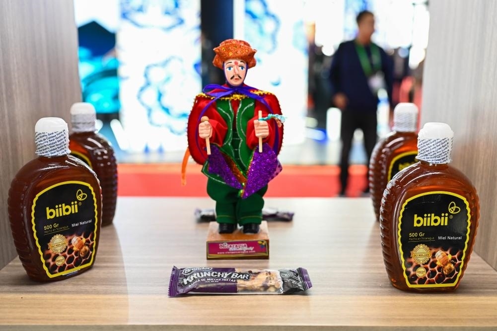 2023年11月8日在第六屆進(jìn)博會上拍攝的尼加拉瓜蜂蜜產(chǎn)品。