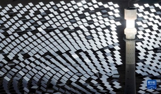 這是2023年6月11日在青海省海西蒙古族藏族自治州格爾木市拍攝的一座光熱電站（無人機(jī)照片）。 新華社記者 張宏祥 攝