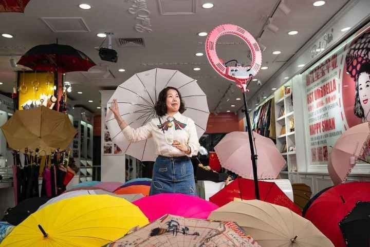 在義烏打拼了27年的商戶張吉英，正通過直播銷售雨傘。義烏市委宣傳部供圖