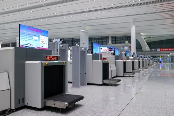 進(jìn)站大廳整齊擺放的安檢儀。