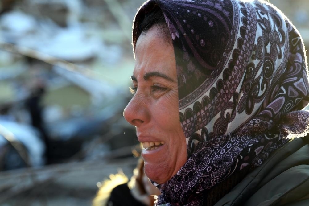 2月8日，在土耳其哈塔伊的一處地震廢墟，當(dāng)?shù)鼐用竦却H人的消息。新華社記者沙達(dá)提攝