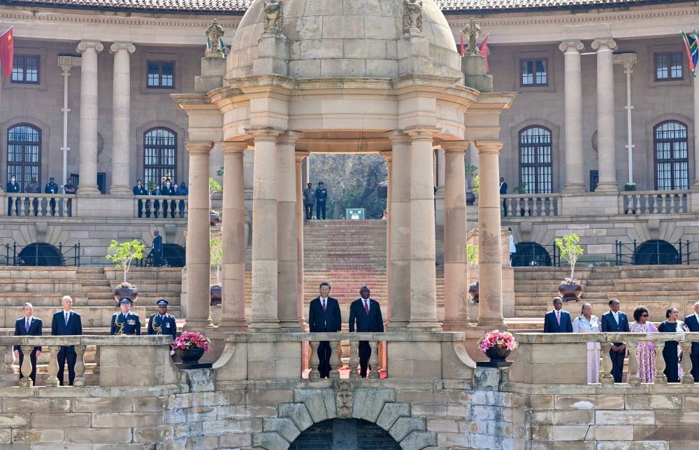 當(dāng)?shù)貢r(shí)間8月22日上午，正在南非進(jìn)行國(guó)事訪(fǎng)問(wèn)的國(guó)家主席習(xí)近平在比勒陀利亞總統(tǒng)府同南非總統(tǒng)拉馬福薩會(huì)談。會(huì)談前，拉馬福薩在總統(tǒng)府廣場(chǎng)為習(xí)近平舉行歡迎儀式。新華社記者 殷博古 攝