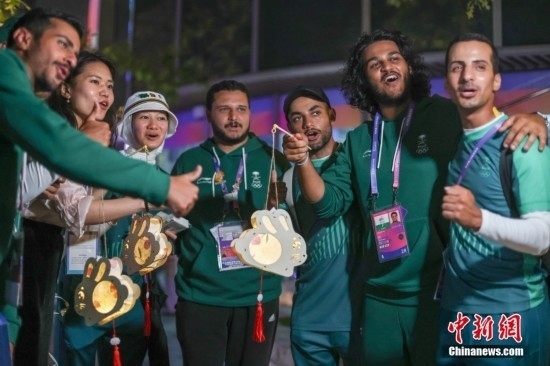 資料圖：9月29日，中國傳統(tǒng)節(jié)日中秋節(jié)，杭州亞運會運動員村舉辦中秋主題活動，中外運動員們歡聚一堂。圖為沙特阿拉伯運動員手持燈籠拍攝照片。<a target='_blank' href='/'><p align=