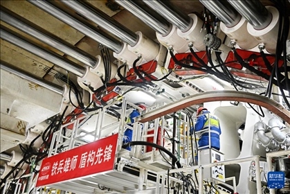 12月30日，中鐵十四局技術(shù)人員在盾構(gòu)掘進(jìn)開始前檢查“海天號”盾構(gòu)機(jī)。新華社記者 李紫恒 攝