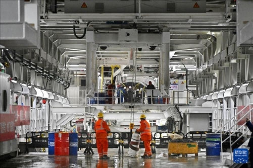 12月30日，建設(shè)者在青島膠州灣第二隧道工程南線主線隧道盾構(gòu)掘進(jìn)現(xiàn)場作業(yè)。新華社記者 李紫恒 攝