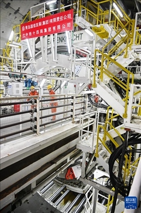 12月30日，建設(shè)者在青島膠州灣第二隧道工程南線主線隧道盾構(gòu)掘進(jìn)現(xiàn)場作業(yè)。新華社記者 李紫恒 攝