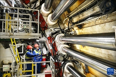 12月30日，中鐵十四局技術(shù)人員在盾構(gòu)掘進(jìn)開始前檢查“海天號”盾構(gòu)機(jī)。新華社記者 李紫恒 攝