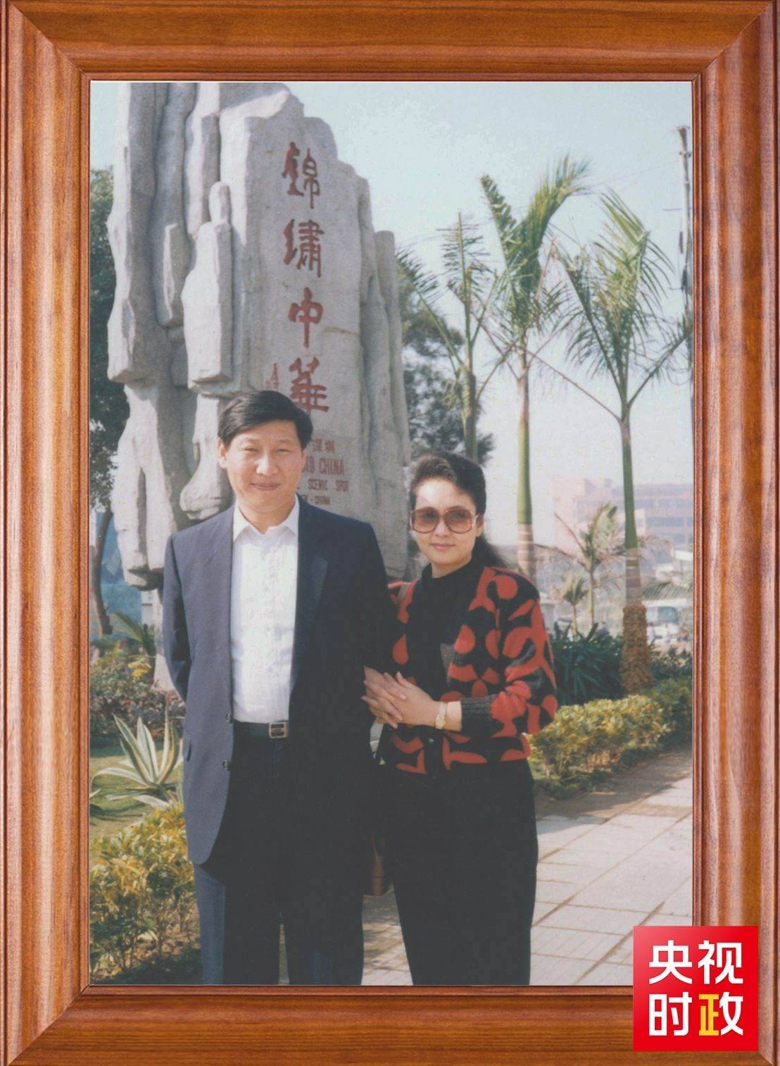 △這是習近平和夫人彭麗媛的合影。這張照片第一次出現(xiàn)在他的書架上。