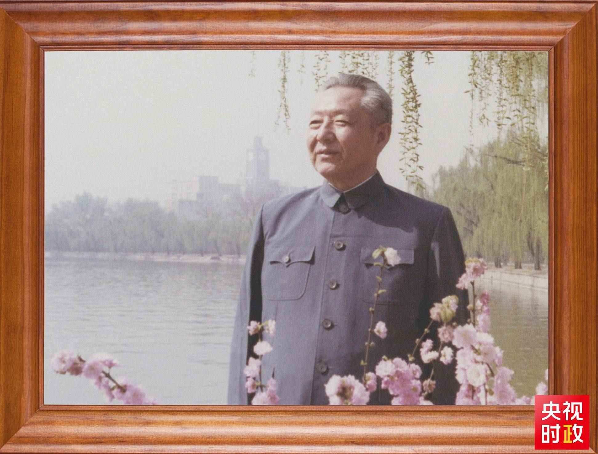 △這是習近平父親習仲勛同志的照片。2023年10月15日，是習仲勛同志誕辰110周年紀念日。這張照片第一次出現(xiàn)在他的書架上。