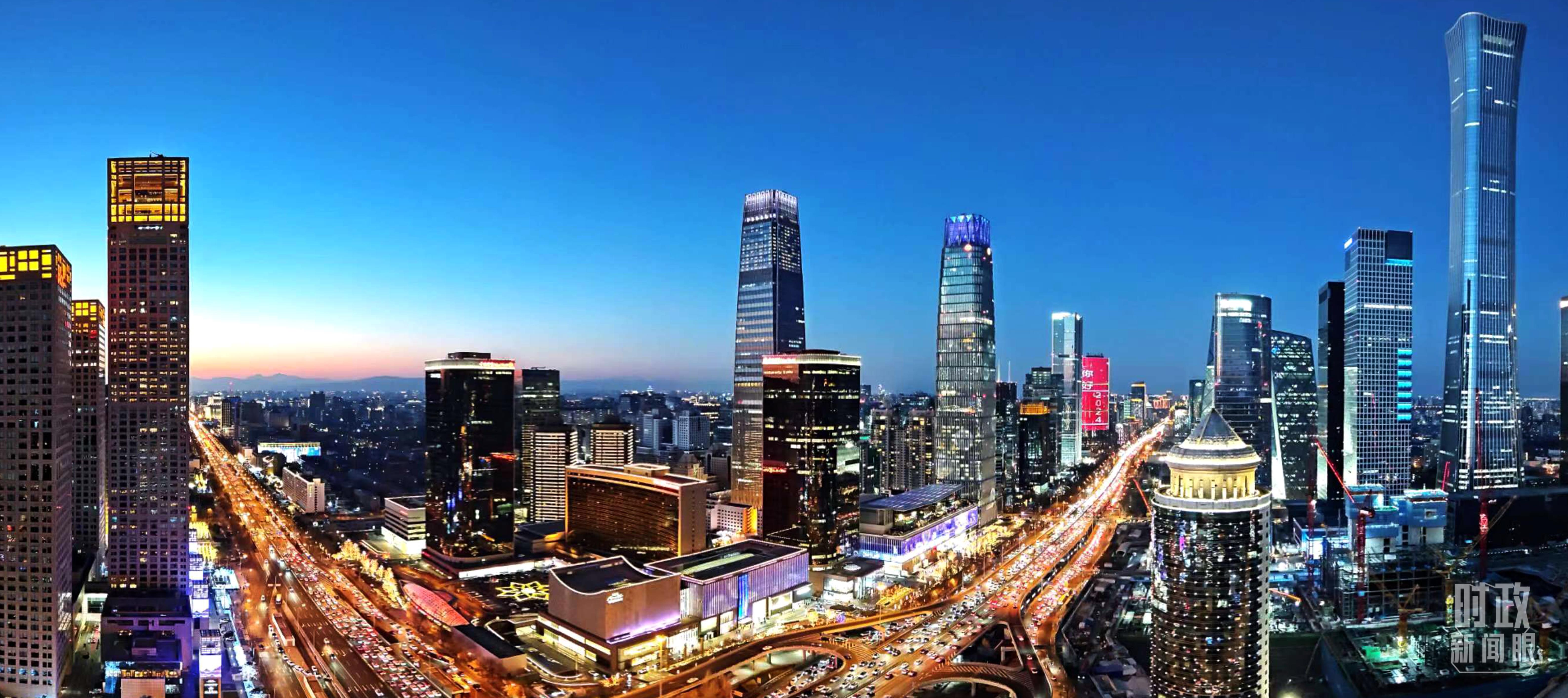 △2023年12月31日，北京CBD商圈。（總臺(tái)央視記者鐘信偉拍攝）