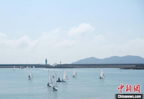 浙江象山，杭州亞運會帆船項目運動員揚帆起航。林波 攝