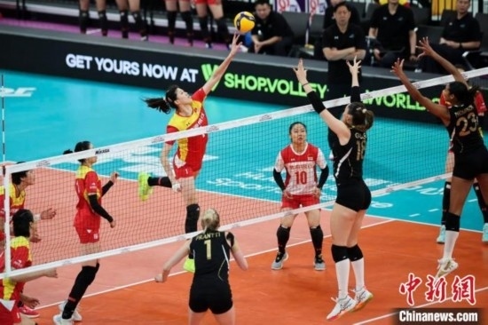 女排世俱杯賽場上，天津渤海銀行女排(紅)對陣巴西海灘女排(黑)。主辦方供圖