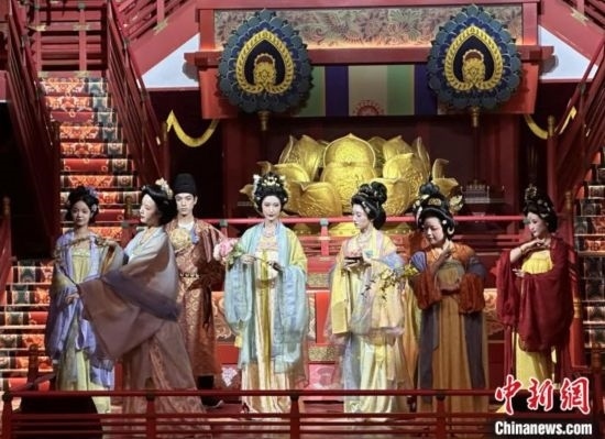 2023年12月31日晚間，在長(zhǎng)安十二時(shí)辰主題街區(qū)進(jìn)行的漢服表演。 中新社記者 張一辰 攝