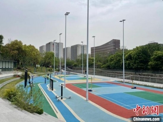 杭州余杭區(qū)一嵌入式體育場地。張煜歡 攝