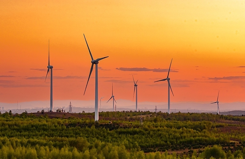 2023年5月23日清晨拍攝的內(nèi)蒙古興安盟烏蘭浩特市呼和馬場(chǎng)風(fēng)力光伏發(fā)電場(chǎng)內(nèi)的風(fēng)機(jī)。