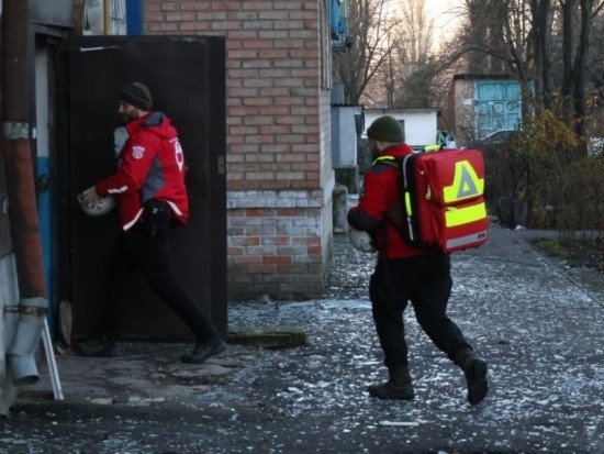  2023年11月25日，烏克蘭紅十字會(huì)救援人員在基輔市一棟遭空襲的居民樓實(shí)施清理和救助工作。新華社發(fā)（羅曼·佩圖什科夫攝）
