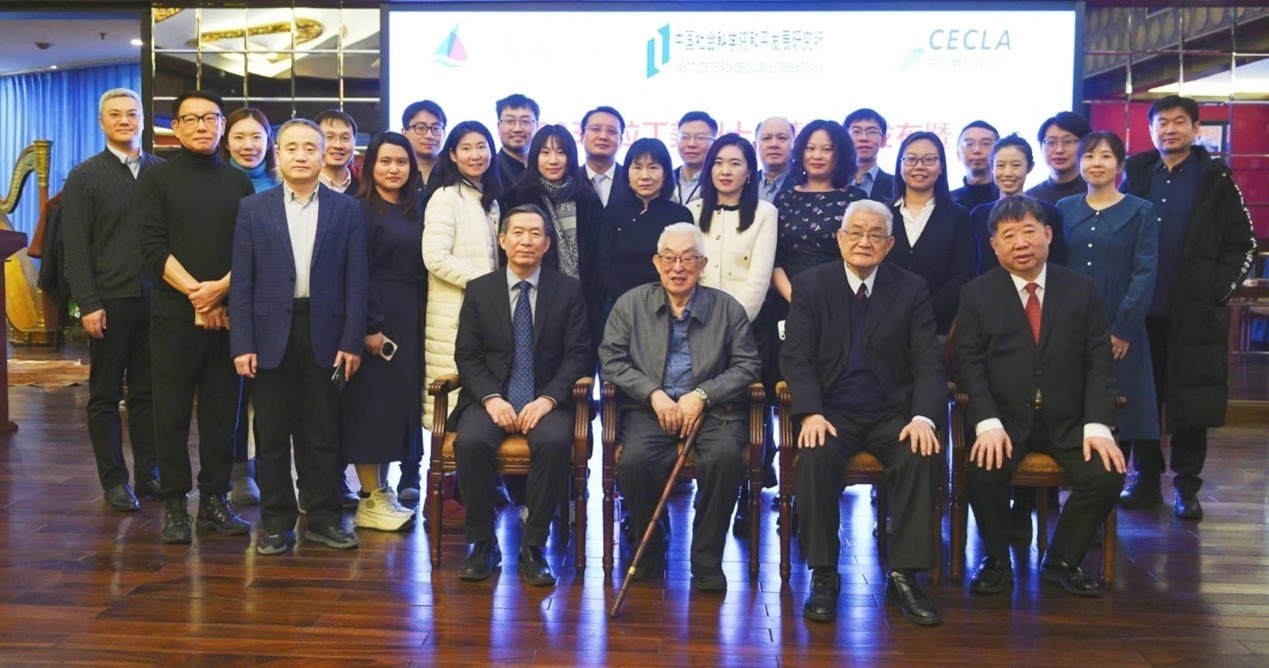與會專家學者舉行合影。主辦方供圖