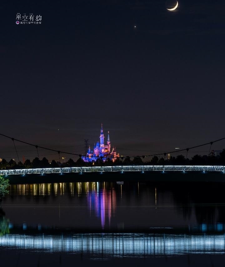 上海星空攝影愛好者陳悅?cè)A2023年5月23日在上海浦東拍攝的金星伴月。（本人供圖）