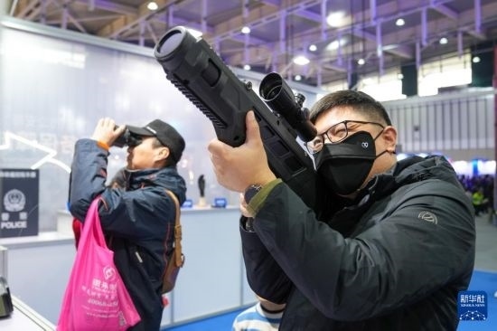 1月6日，觀眾在警營開放周活動現(xiàn)場體驗警用激光炫目槍。