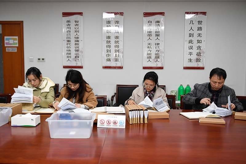 2020年1月8日，浙江寧波市北侖區(qū)紀委工作人員在檢查北侖區(qū)大數(shù)據(jù)發(fā)展管理中心2019年的公款消費票據(jù)，查找是否存在違規(guī)問題。