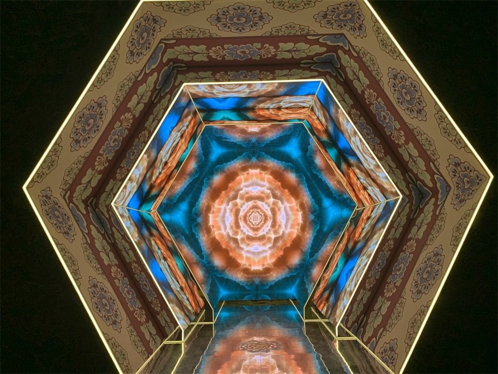 中國(guó)國(guó)家博物館“華彩萬(wàn)象——石窟藝術(shù)沉浸體驗(yàn)”現(xiàn)場(chǎng)。人民網(wǎng)記者 韋衍行攝