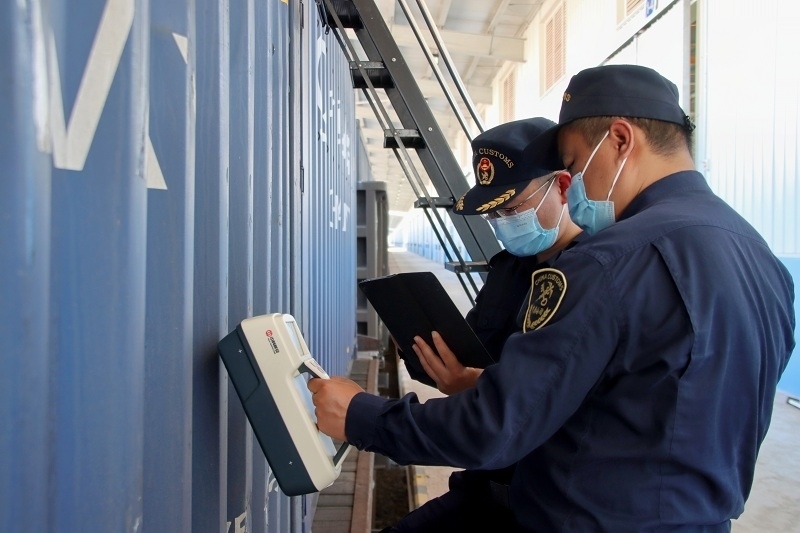 海關(guān)關(guān)員使用手持式輻射探測(cè)儀對(duì)中老鐵路入境貨物進(jìn)行檢測(cè)。張釋巍攝