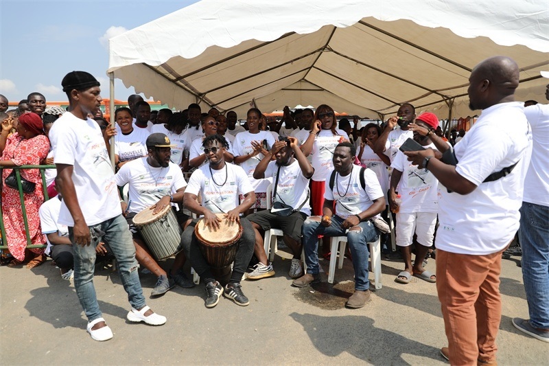 當?shù)孛癖姂c祝通車。中建國際中西非公司供圖。