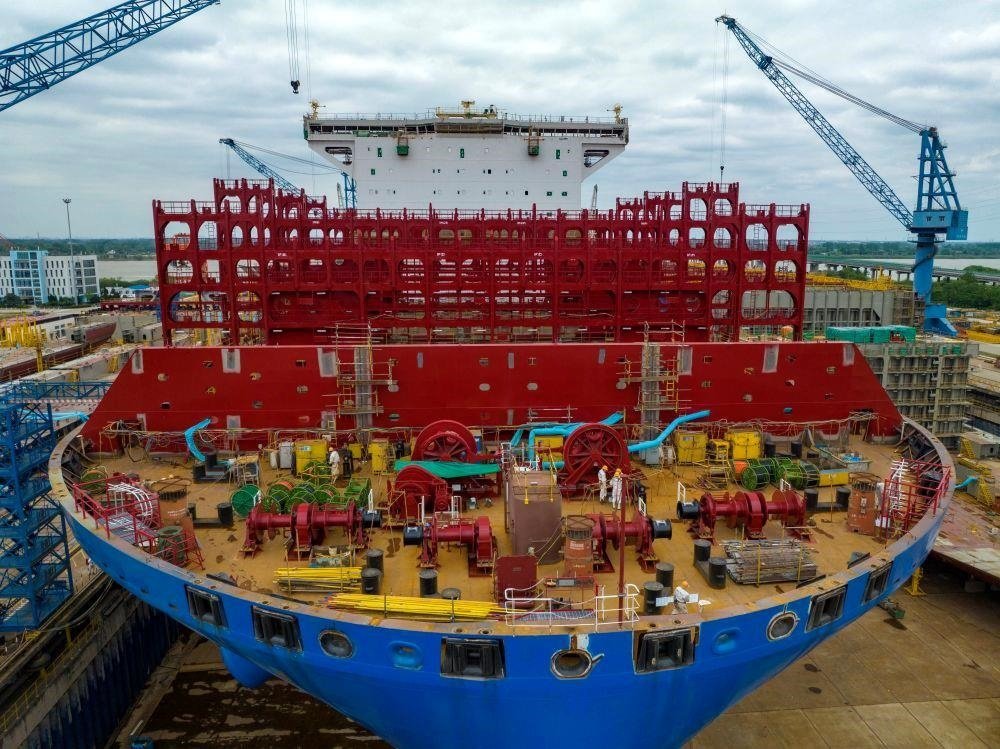 △2023年5月7日，江蘇揚州中遠海運重工有限公司工人在作業(yè)。