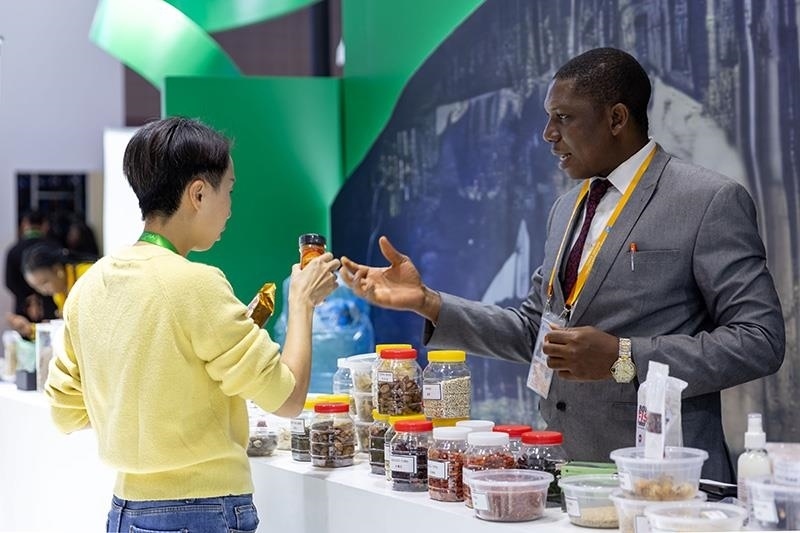 △2023年11月7日，在進博會國家館尼日利亞館，展商介紹尼日利亞產品。