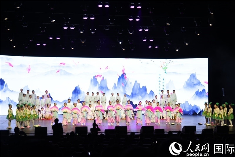 《四季詩(shī)韻》童聲詩(shī)朗誦表演。人民網(wǎng)記者 任皓宇攝