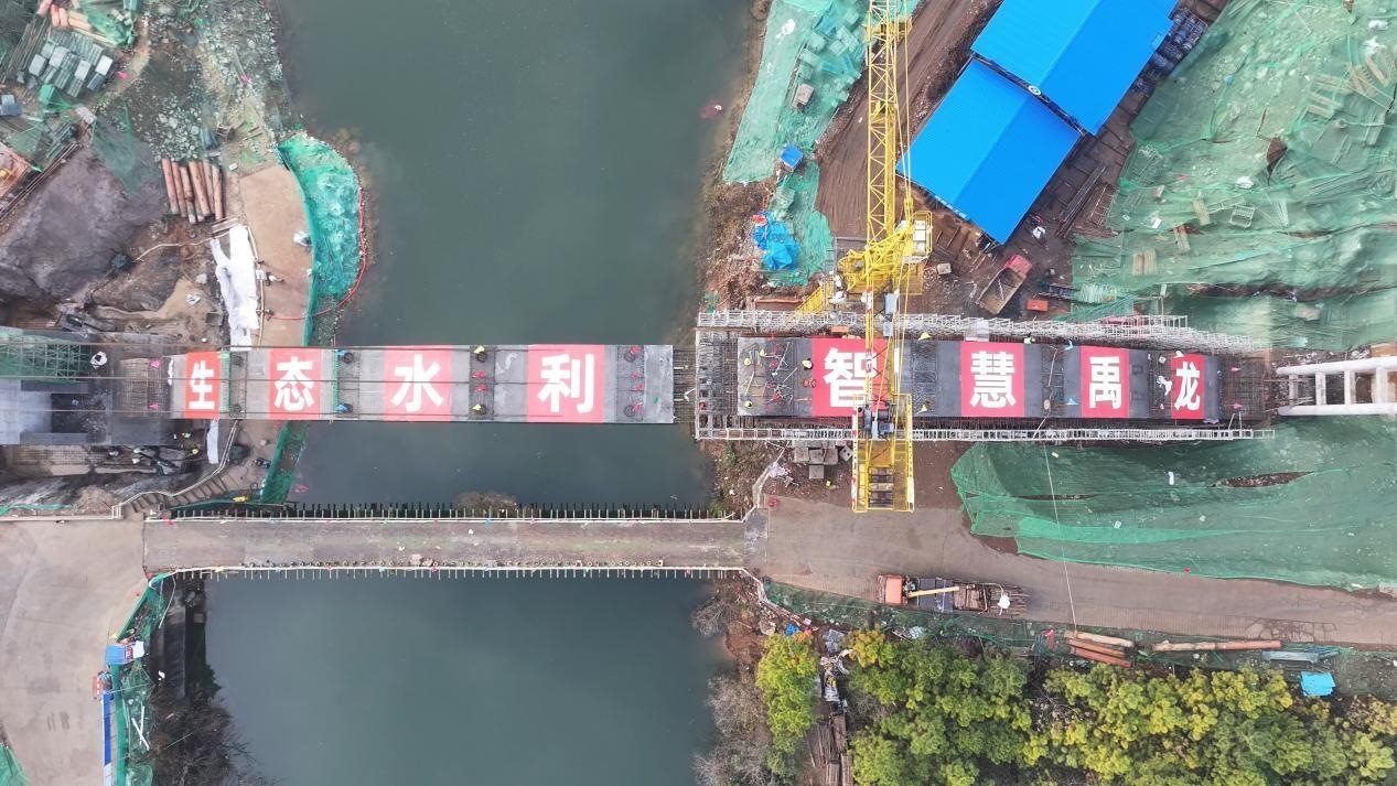 漳河灌區(qū)響水洞渡槽轉(zhuǎn)體合龍。受訪者供圖