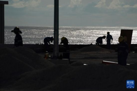 1月18日，工作人員在瑙魯艾沃港碼頭升級改造項目工地工作。新華社記者 王申 攝