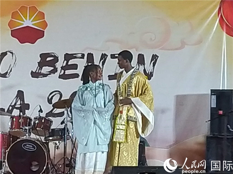 孔子學(xué)院的中國時裝秀表演。人民網(wǎng)記者 黃培昭攝