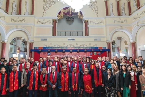 中俄書法美術(shù)作品聯(lián)展與會來賓共同合影留念。駐俄羅斯使館供圖