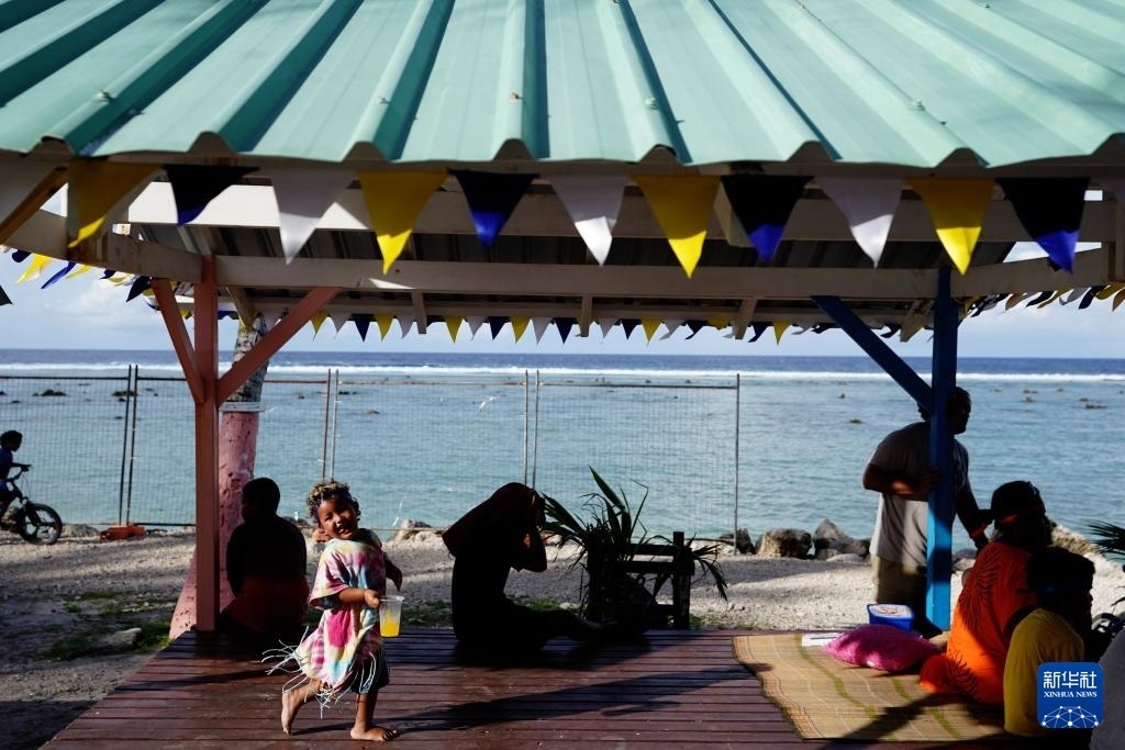 1月20日，當(dāng)?shù)厝嗽阼斠惶幒┬蓍e娛樂。新華社記者 王申 攝