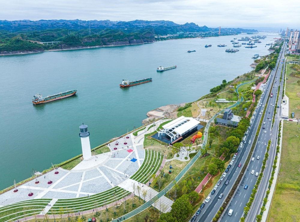 △湖北宜昌市濱江公園燈塔廣場(chǎng)。該廣場(chǎng)是在實(shí)施岸線復(fù)綠等綜合措施后，由老舊碼頭改造而成。