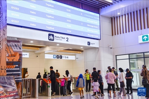 1月24日，在印度尼西亞雅加達(dá)哈利姆站候車大廳，乘客刷票前往站臺(tái)。新華社記者 徐欽 攝