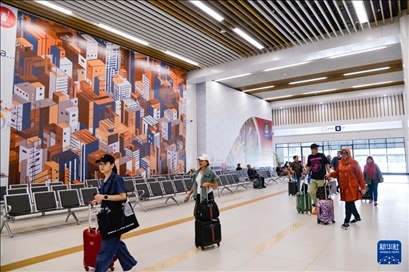 1月24日，在印度尼西亞雅加達(dá)哈利姆站，乘客在候車大廳內(nèi)行走。新華社記者 徐欽 攝