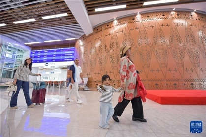 1月24日，在印度尼西亞雅加達(dá)哈利姆站，乘客在候車大廳內(nèi)行走。新華社記者 徐欽 攝