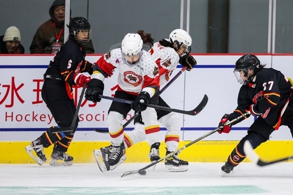 雙方球員爭搶。中國冰球協(xié)會供圖