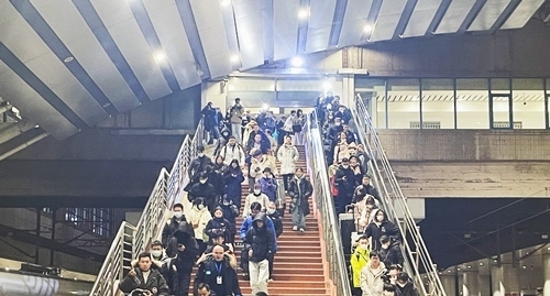 2024年鐵路春運今日啟動，旅客進(jìn)入站臺準(zhǔn)備乘車。人民網(wǎng)記者 喬雪峰攝