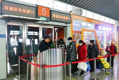 哈西公路客運站內(nèi)旅客檢票排隊上車。黑龍江省交通運輸廳供圖