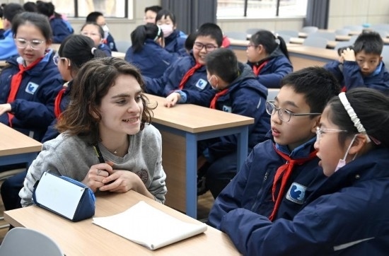  2023年12月18日，在西安新城區(qū)后宰門小學(xué)進(jìn)行的中法校園文化周法語(yǔ)語(yǔ)言沙龍上，西安法語(yǔ)聯(lián)盟的老師與學(xué)生進(jìn)行互動(dòng)。新華社記者 劉瀟 攝