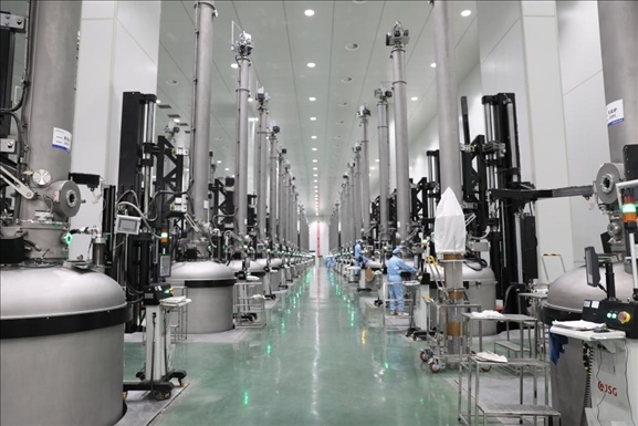 曲靖經(jīng)開區(qū)晶澳太陽(yáng)能生產(chǎn)車間場(chǎng)景。 葉倬瑋攝